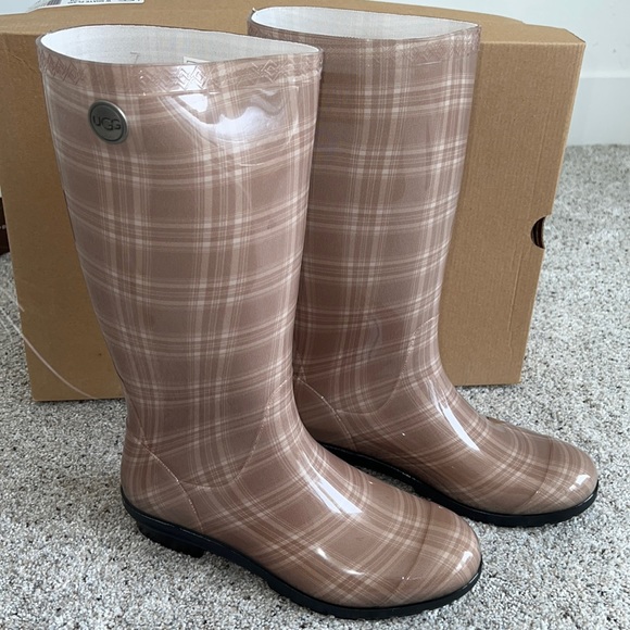 UGG Shoes - AUTH NIB UGG Shaye Plaid Rubber Shearling Lined Glossed Waterproof Rain Boots